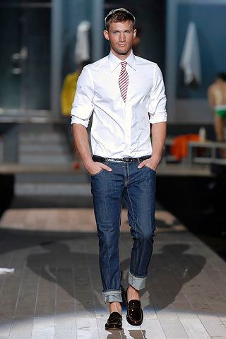 Phối áo sơ mi trắng với quần jean dành cho nam giới